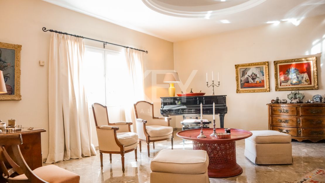 Elegante villa de 5 dormitorios con interiores espaciosos en Benahavís