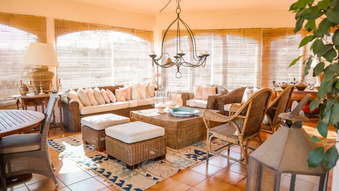 Elegante villa de 5 dormitorios con interiores espaciosos en Benahavís