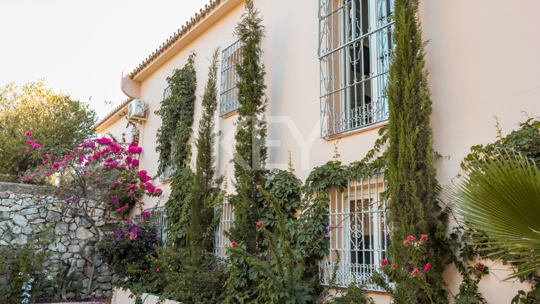 Elegante villa de 5 dormitorios con interiores espaciosos en Benahavís