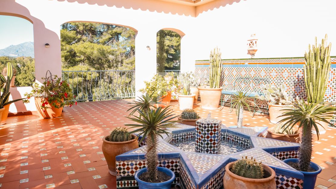 Elegante villa de 5 dormitorios con interiores espaciosos en Benahavís