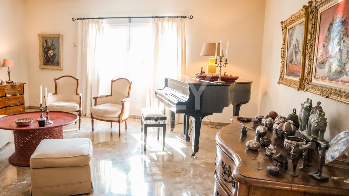 Elegante villa de 5 dormitorios con interiores espaciosos en Benahavís