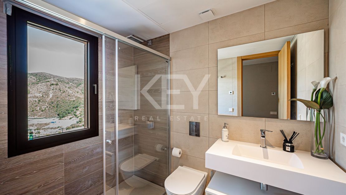 Исключительная 4-комнатная квартира с панорамным видом в Ла Кинта, Бенахавис