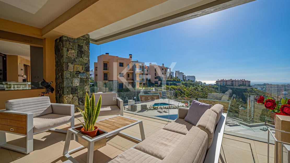 Исключительная 4-комнатная квартира с панорамным видом в Ла Кинта, Бенахавис