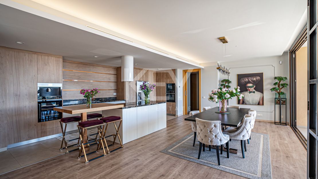 Исключительная 4-комнатная квартира с панорамным видом в Ла Кинта, Бенахавис