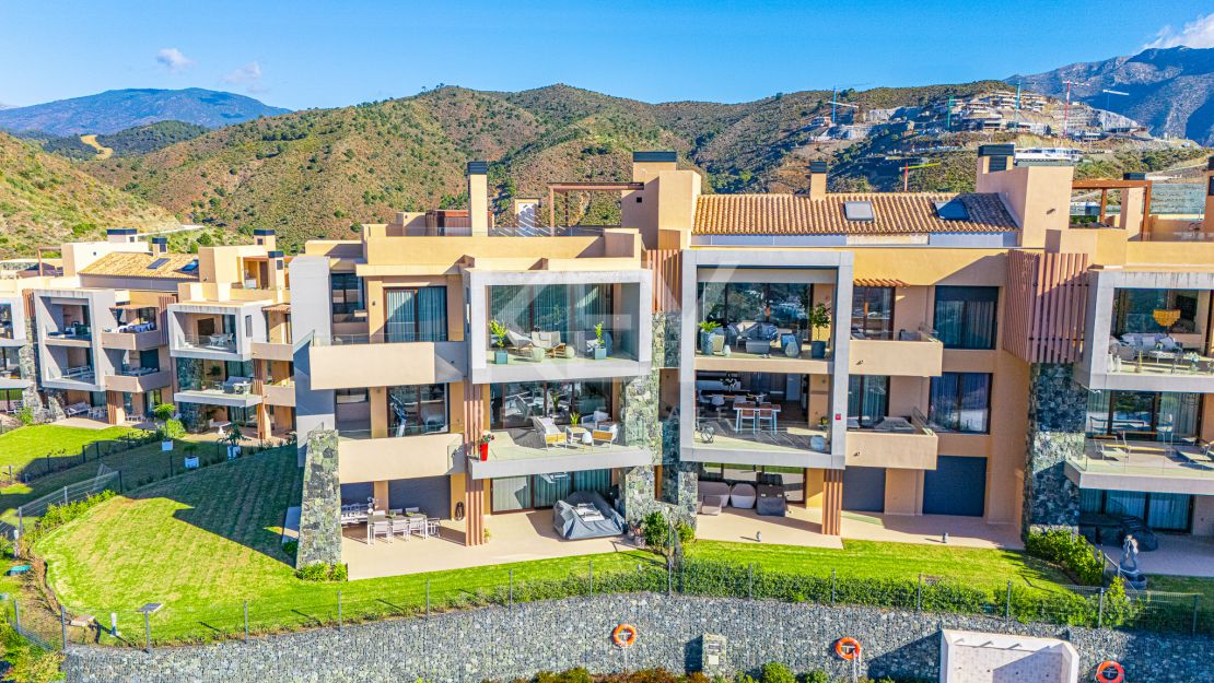 Исключительная 4-комнатная квартира с панорамным видом в Ла Кинта, Бенахавис