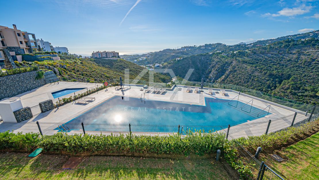 Исключительная 4-комнатная квартира с панорамным видом в Ла Кинта, Бенахавис