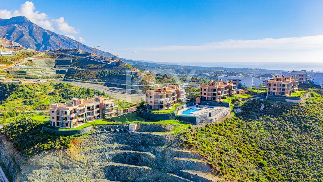 Исключительная 4-комнатная квартира с панорамным видом в Ла Кинта, Бенахавис