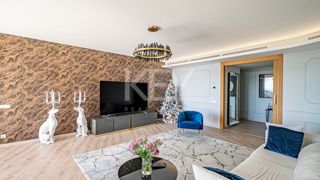 Исключительная 4-комнатная квартира с панорамным видом в Ла Кинта, Бенахавис