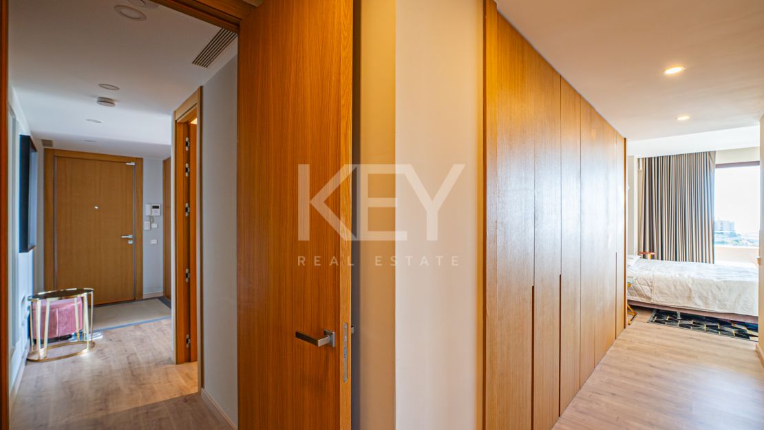 Исключительная 4-комнатная квартира с панорамным видом в Ла Кинта, Бенахавис