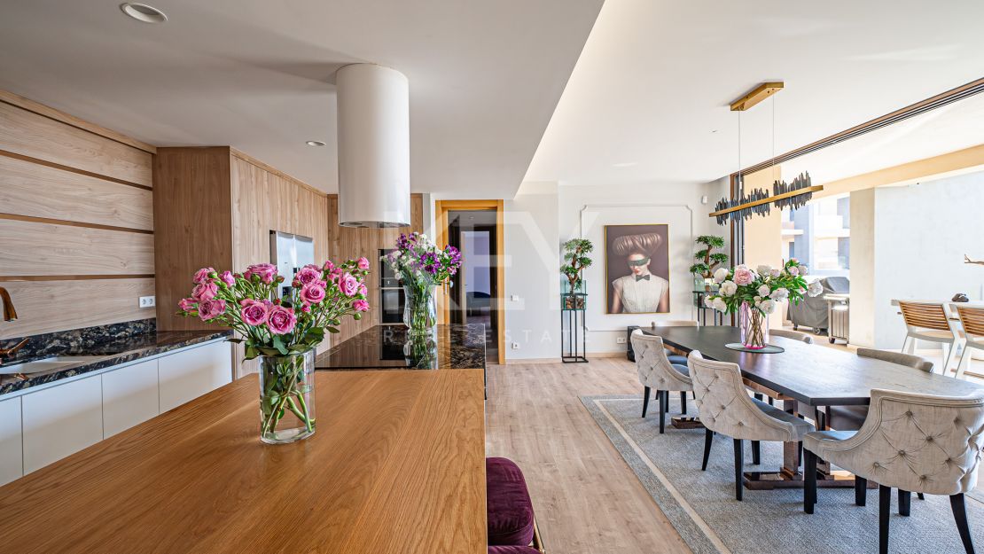 Исключительная 4-комнатная квартира с панорамным видом в Ла Кинта, Бенахавис