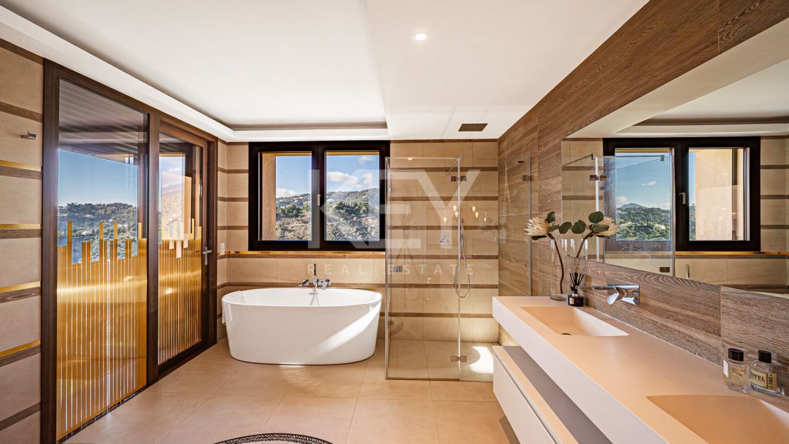 Исключительная 4-комнатная квартира с панорамным видом в Ла Кинта, Бенахавис