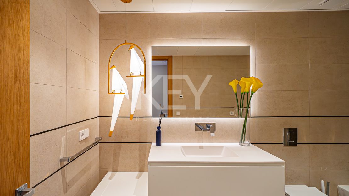 Исключительная 4-комнатная квартира с панорамным видом в Ла Кинта, Бенахавис