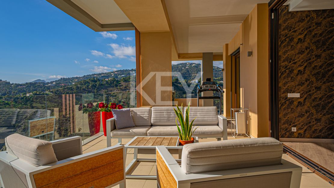 Исключительная 4-комнатная квартира с панорамным видом в Ла Кинта, Бенахавис