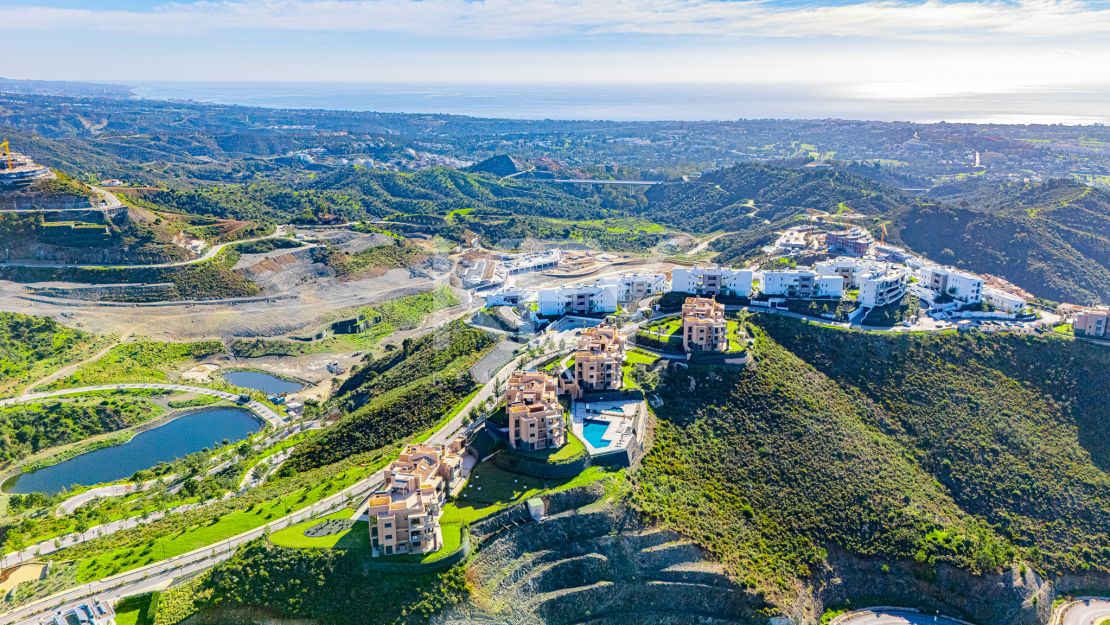 Исключительная 4-комнатная квартира с панорамным видом в Ла Кинта, Бенахавис