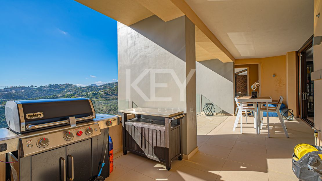 Исключительная 4-комнатная квартира с панорамным видом в Ла Кинта, Бенахавис