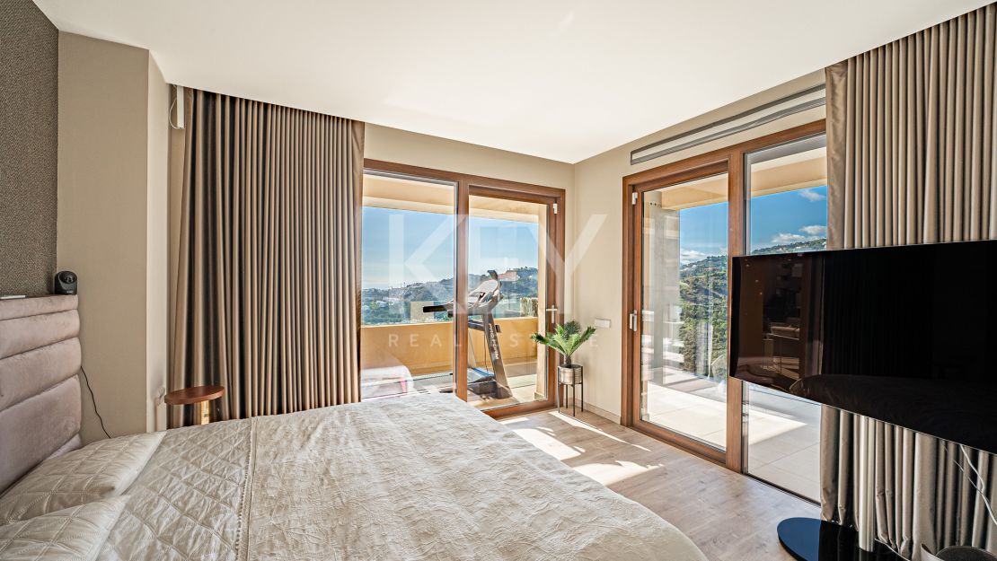 Исключительная 4-комнатная квартира с панорамным видом в Ла Кинта, Бенахавис