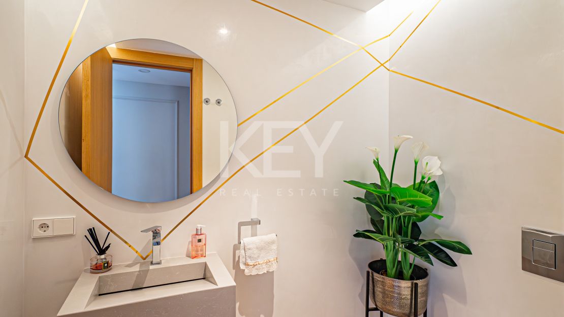 Исключительная 4-комнатная квартира с панорамным видом в Ла Кинта, Бенахавис