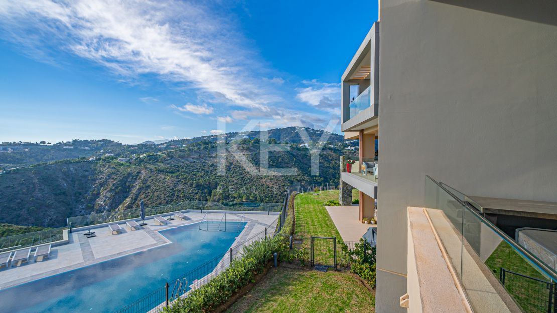 Исключительная 4-комнатная квартира с панорамным видом в Ла Кинта, Бенахавис