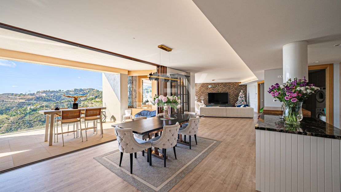 Исключительная 4-комнатная квартира с панорамным видом в Ла Кинта, Бенахавис