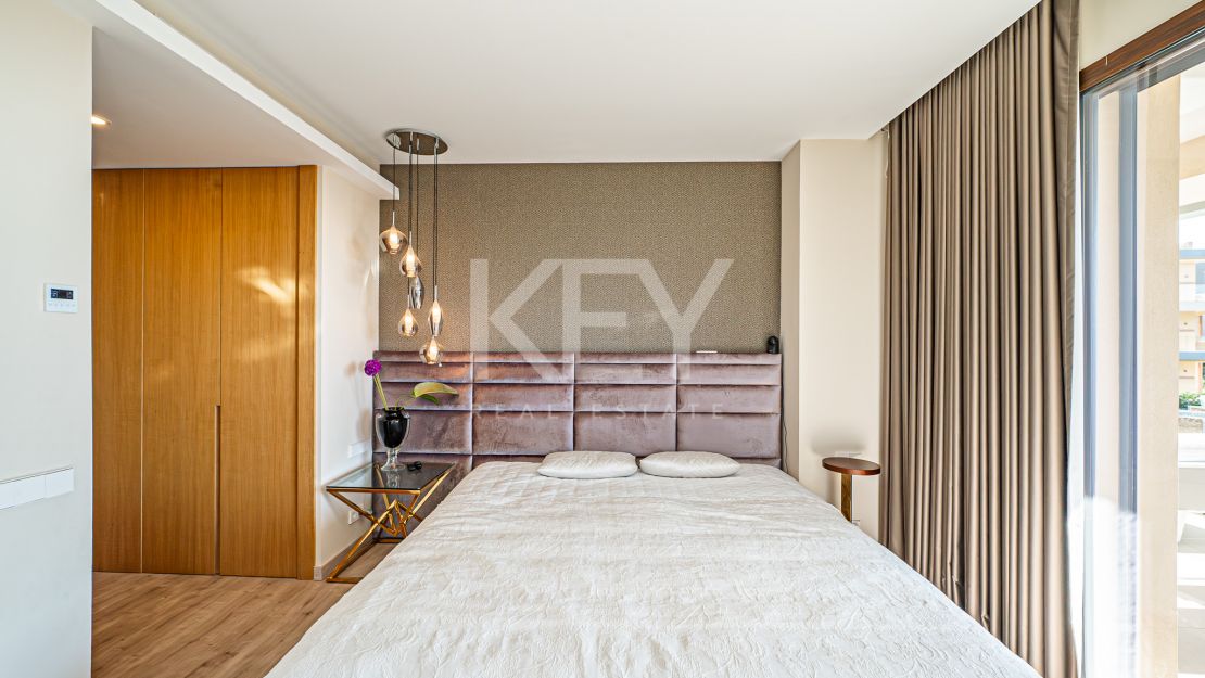 Исключительная 4-комнатная квартира с панорамным видом в Ла Кинта, Бенахавис