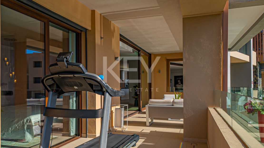 Исключительная 4-комнатная квартира с панорамным видом в Ла Кинта, Бенахавис