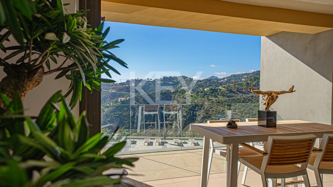 Исключительная 4-комнатная квартира с панорамным видом в Ла Кинта, Бенахавис