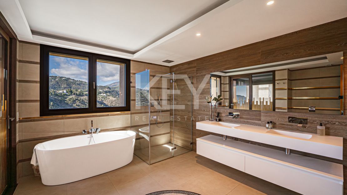 Исключительная 4-комнатная квартира с панорамным видом в Ла Кинта, Бенахавис