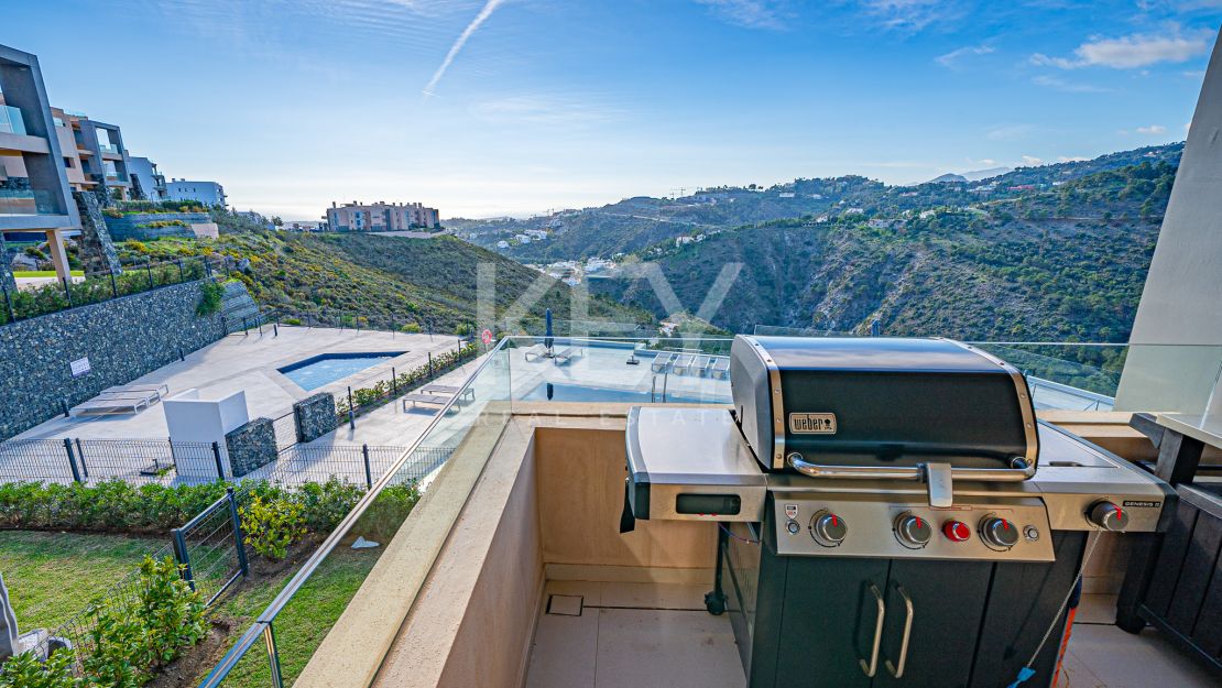 Исключительная 4-комнатная квартира с панорамным видом в Ла Кинта, Бенахавис