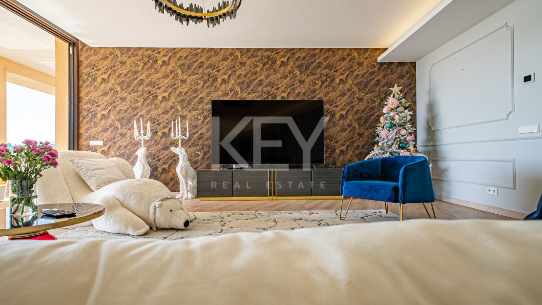 Исключительная 4-комнатная квартира с панорамным видом в Ла Кинта, Бенахавис