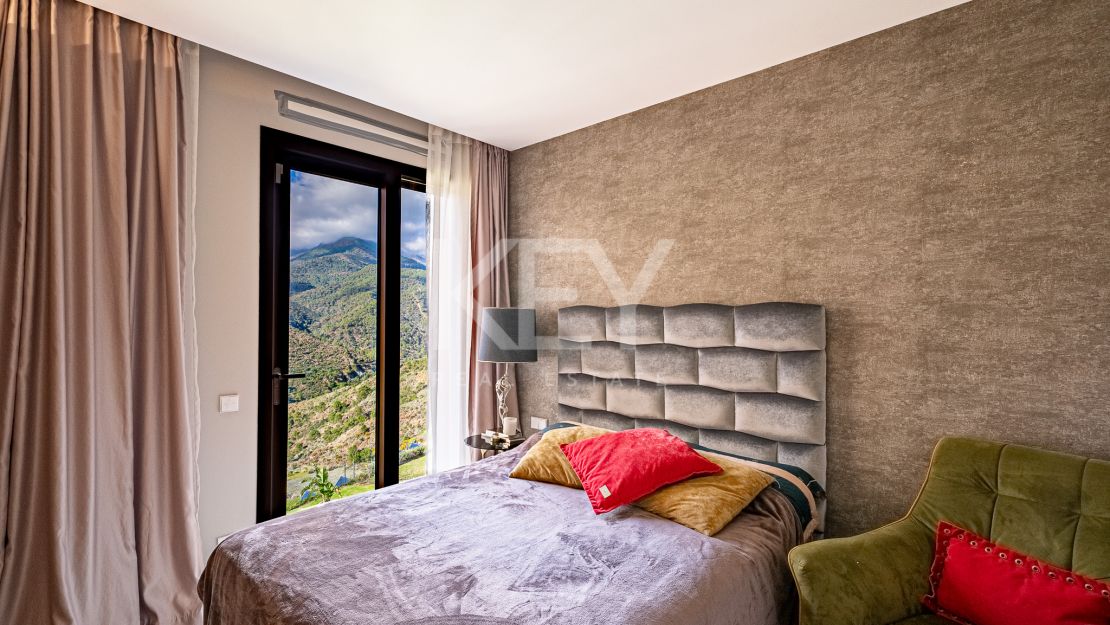 Исключительная 4-комнатная квартира с панорамным видом в Ла Кинта, Бенахавис