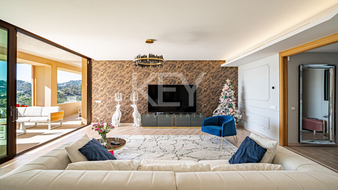 Исключительная 4-комнатная квартира с панорамным видом в Ла Кинта, Бенахавис