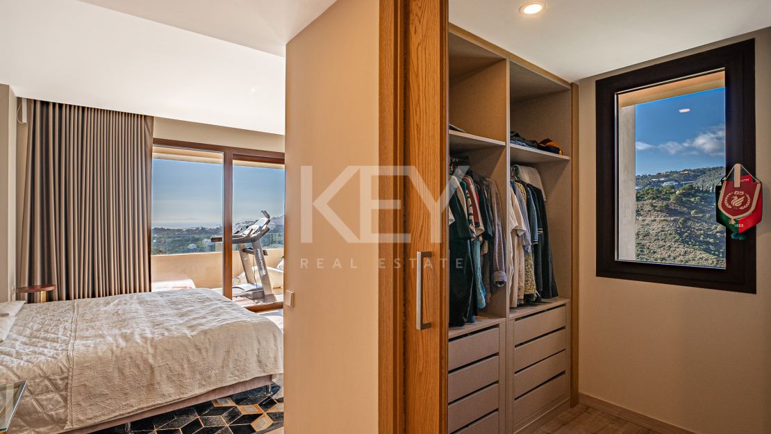 Исключительная 4-комнатная квартира с панорамным видом в Ла Кинта, Бенахавис