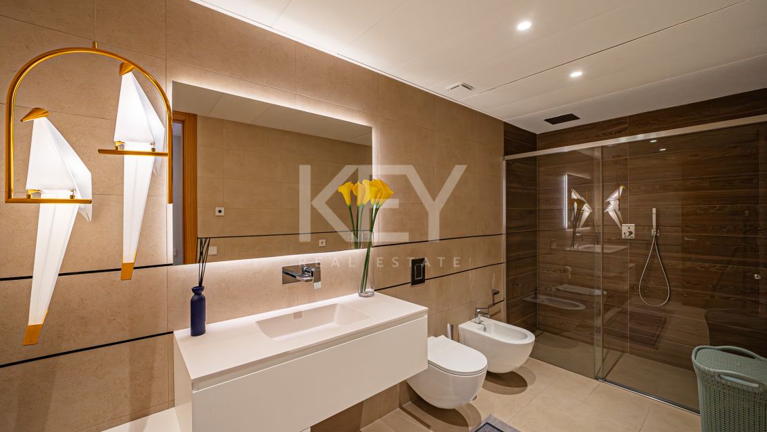 Исключительная 4-комнатная квартира с панорамным видом в Ла Кинта, Бенахавис