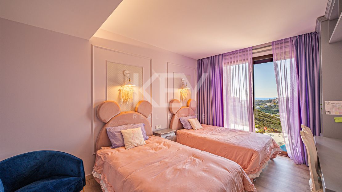 Исключительная 4-комнатная квартира с панорамным видом в Ла Кинта, Бенахавис