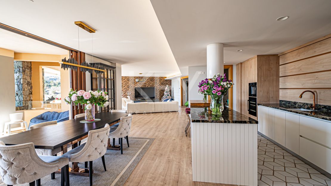 Исключительная 4-комнатная квартира с панорамным видом в Ла Кинта, Бенахавис