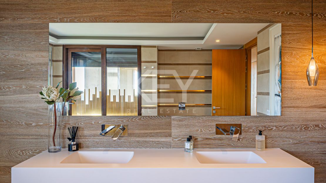 Исключительная 4-комнатная квартира с панорамным видом в Ла Кинта, Бенахавис