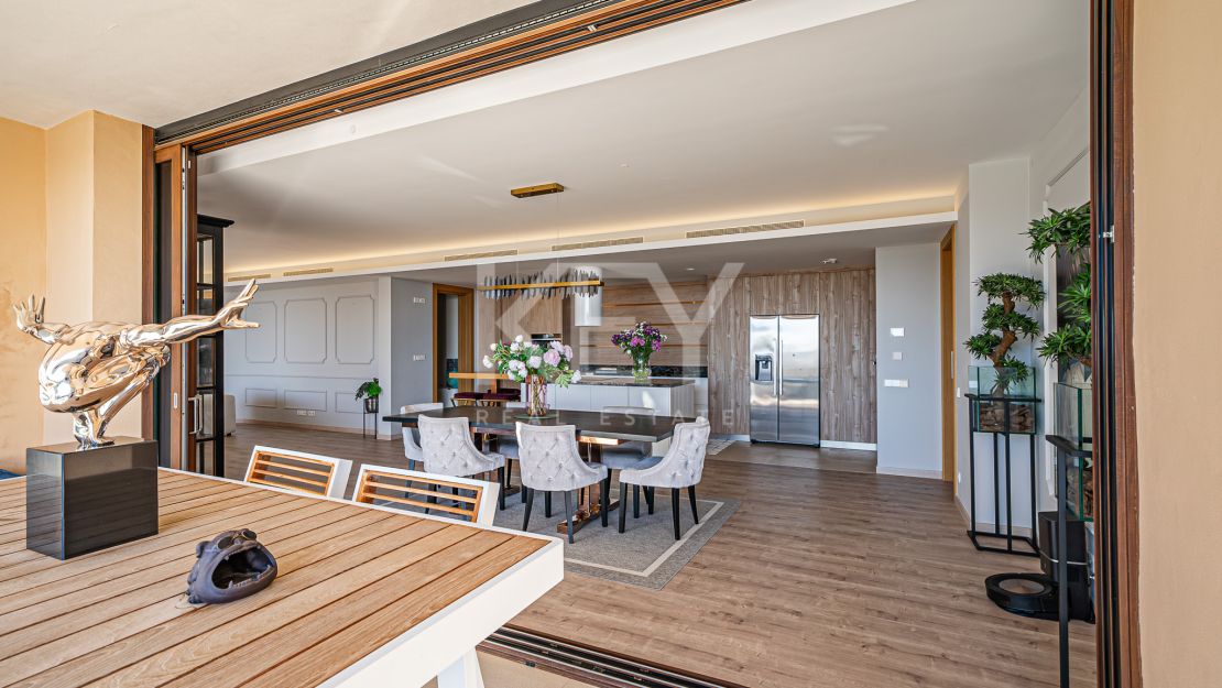 Исключительная 4-комнатная квартира с панорамным видом в Ла Кинта, Бенахавис