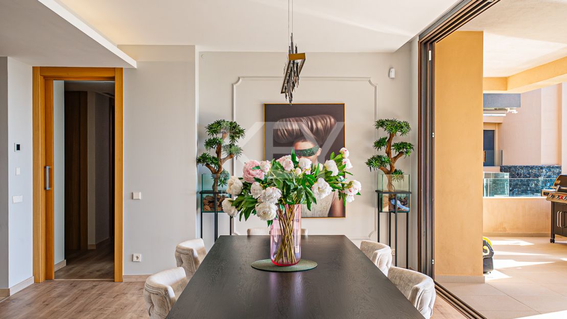 Исключительная 4-комнатная квартира с панорамным видом в Ла Кинта, Бенахавис