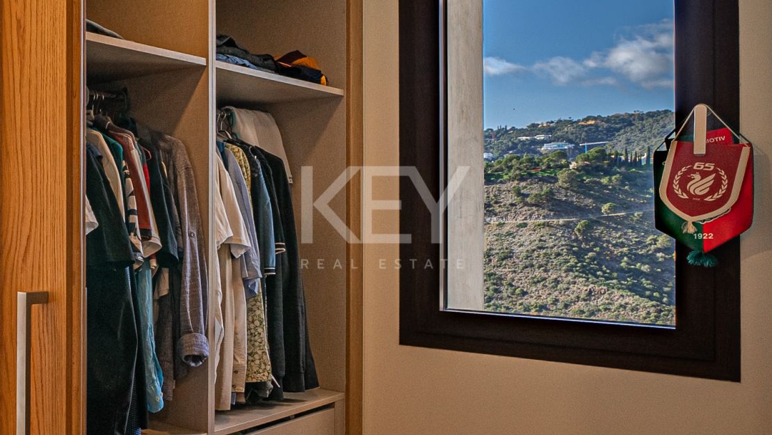 Исключительная 4-комнатная квартира с панорамным видом в Ла Кинта, Бенахавис