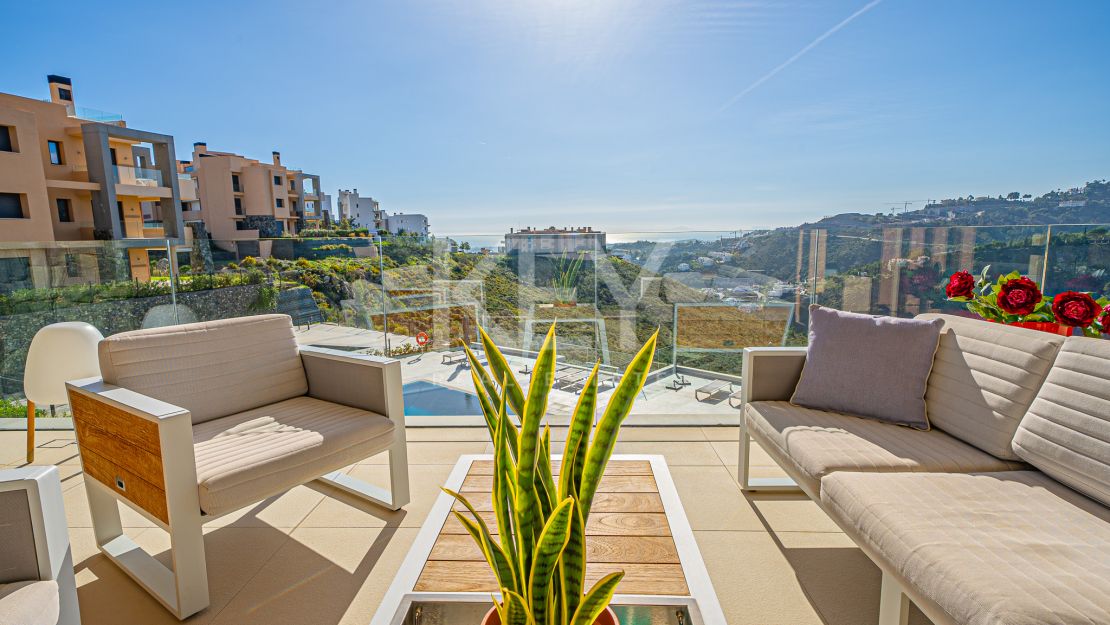 Исключительная 4-комнатная квартира с панорамным видом в Ла Кинта, Бенахавис