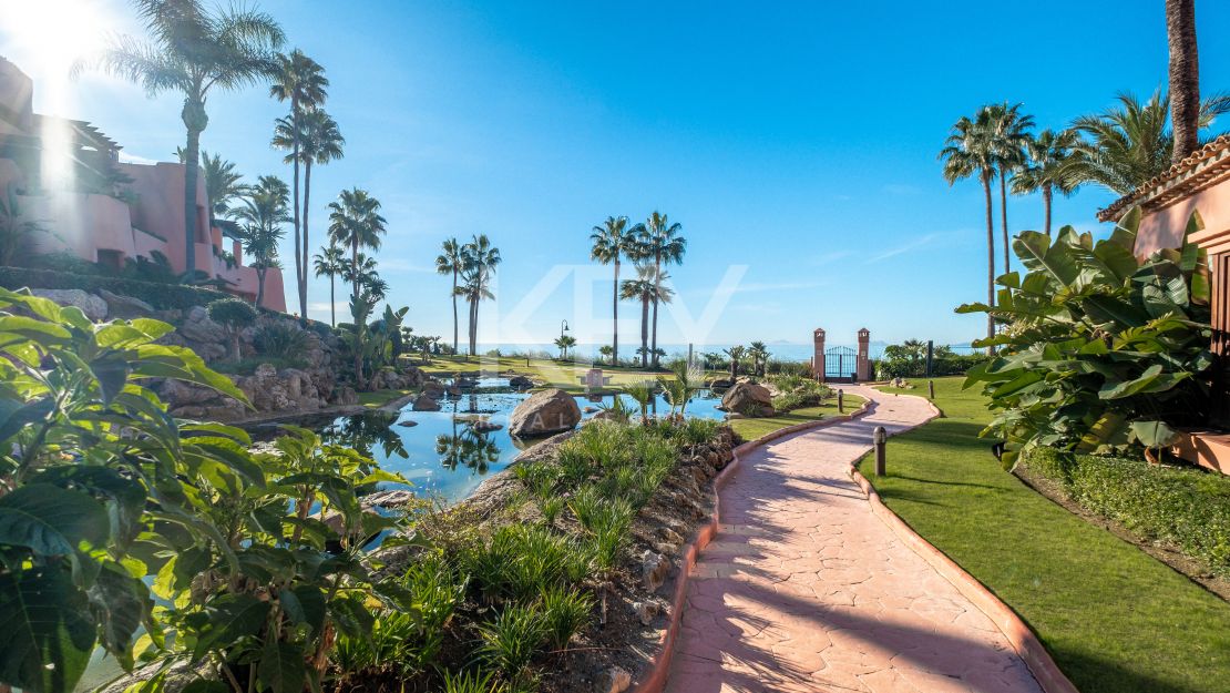 Fully furnished 3 bedroom apartment  within a frontline beach complex in New Golden Mile, Estepona