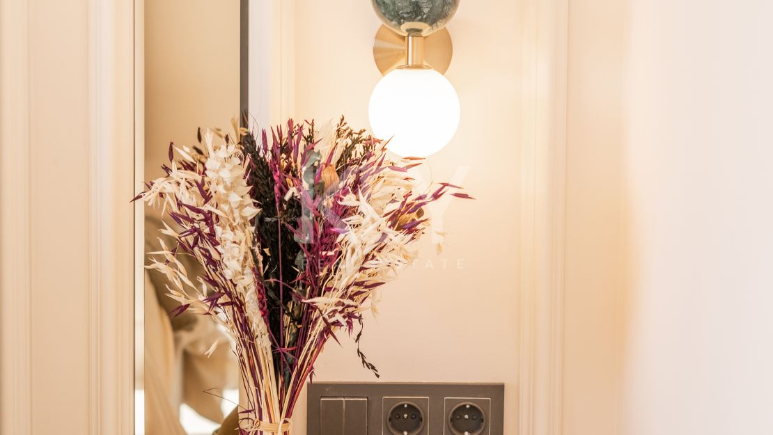 Fully furnished 3 bedroom apartment  within a frontline beach complex in New Golden Mile, Estepona