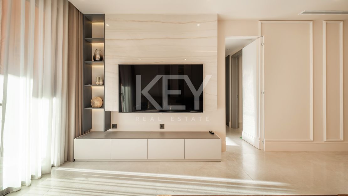 Fully furnished 3 bedroom apartment  within a frontline beach complex in New Golden Mile, Estepona