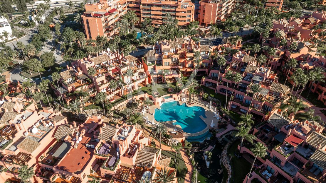 Fully furnished 3 bedroom apartment  within a frontline beach complex in New Golden Mile, Estepona