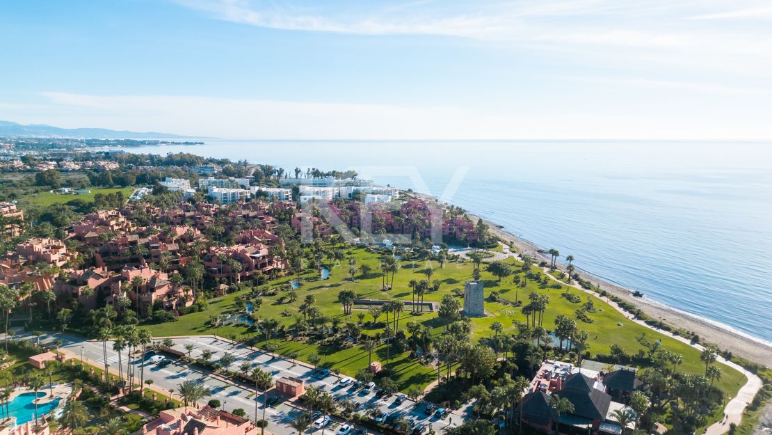 Apartamento de 3 dormitorios totalmente amueblado en un complejo de primera línea de playa en Nueva Milla de Oro, Estepona