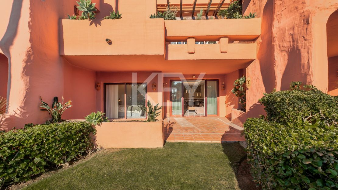 Fully furnished 3 bedroom apartment  within a frontline beach complex in New Golden Mile, Estepona