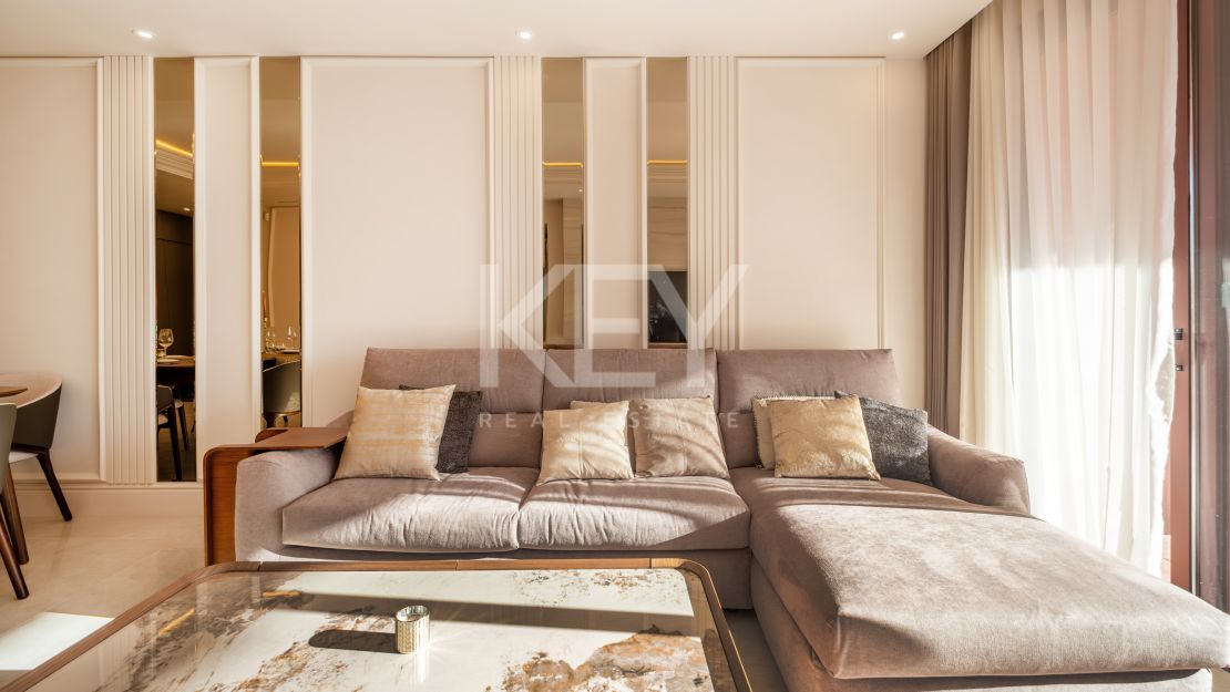 Fully furnished 3 bedroom apartment  within a frontline beach complex in New Golden Mile, Estepona