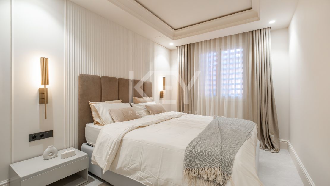 Fully furnished 3 bedroom apartment  within a frontline beach complex in New Golden Mile, Estepona