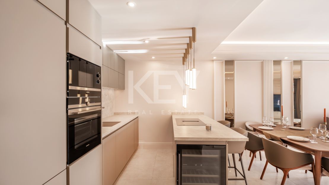 Fully furnished 3 bedroom apartment  within a frontline beach complex in New Golden Mile, Estepona