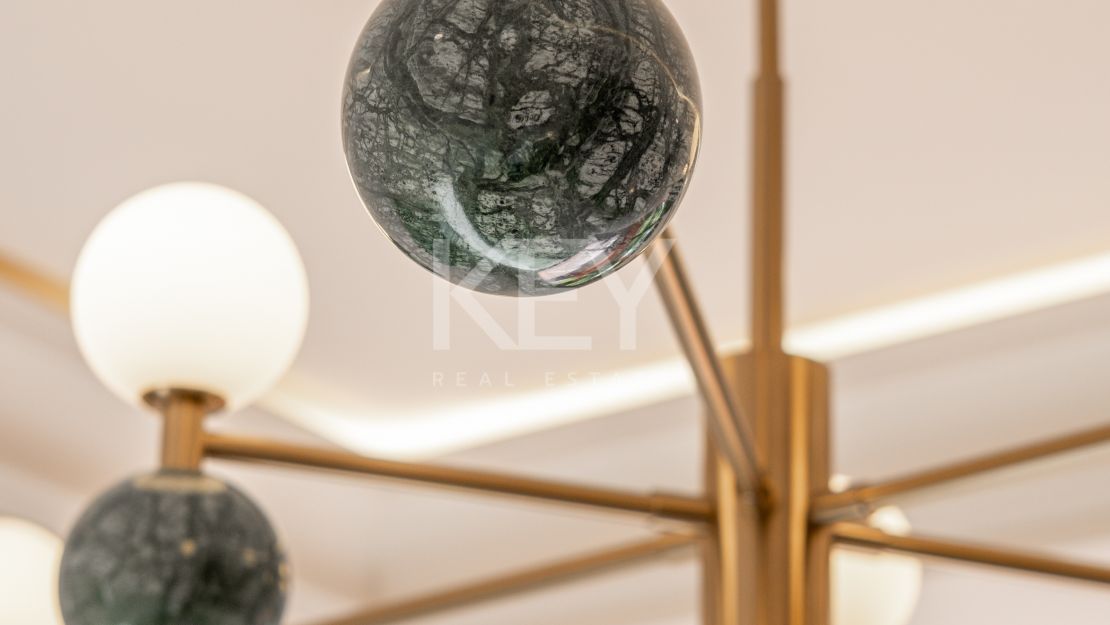 Fully furnished 3 bedroom apartment  within a frontline beach complex in New Golden Mile, Estepona